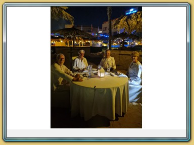 The Breakers Diving & Surfing Lodge
- Seafood Dinner am Hotelstrand -