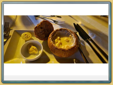 The Breakers Diving & Surfing Lodge
- Seafood Dinner am Hotelstrand -